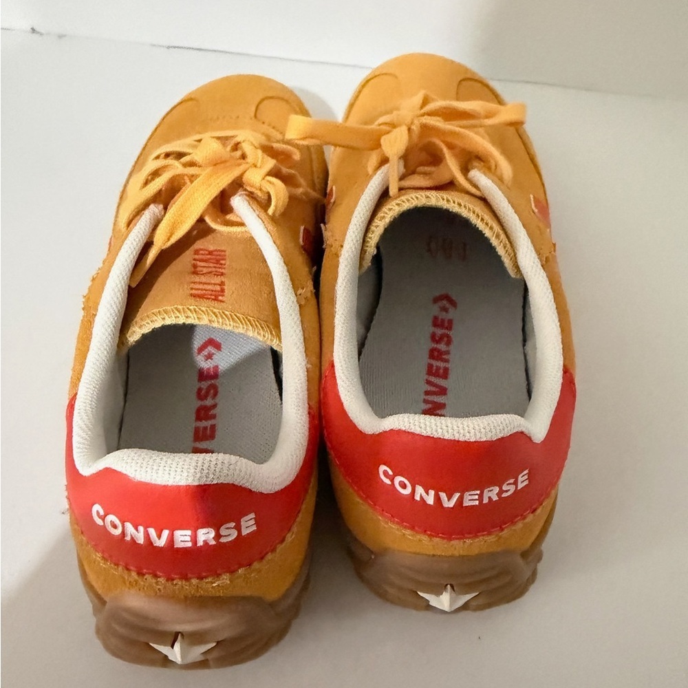 Converse Unisex Men's 6.5 Women’s 8 Tan Suede Look Sneakers with Red Logo - Picture 3 of 4